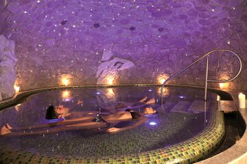 Indoor spa tub