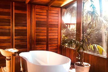 Deep soaking bathtub