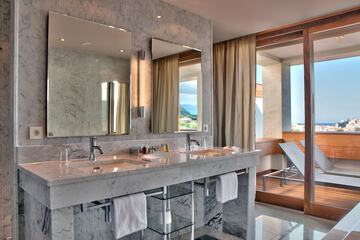 Bathroom sink