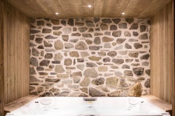 Indoor spa tub