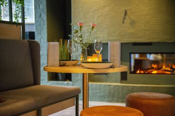 Lobby lounge