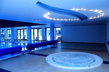 Indoor spa tub