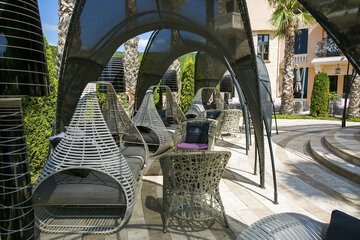 Poolside bar