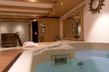 Indoor spa tub