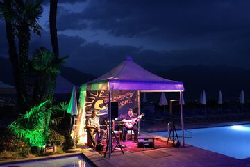Poolside bar