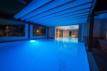 Indoor/outdoor pool