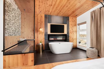 Deep soaking bathtub