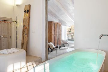 Deep soaking bathtub