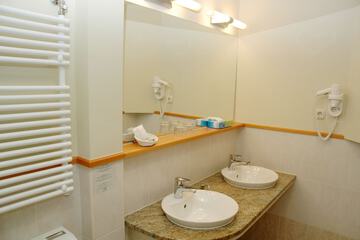 Bathroom sink