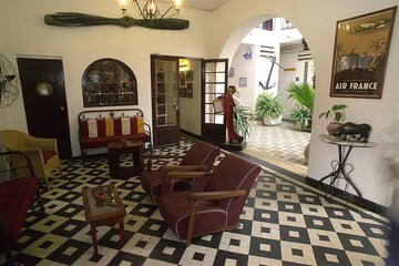 Lobby lounge