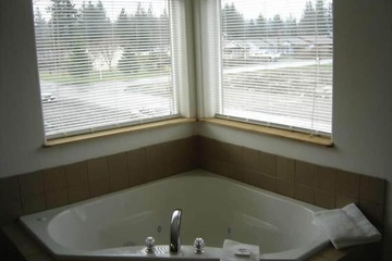 Deep soaking bathtub