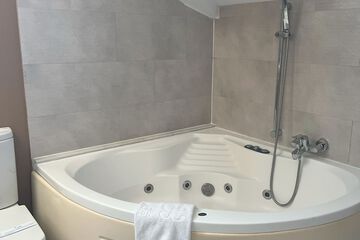 Private spa tub