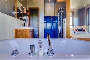 Deep soaking bathtub