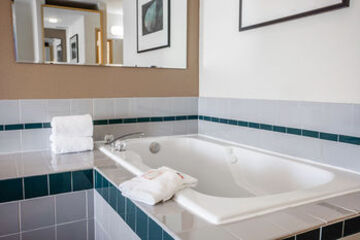 Deep Soaking Bathtub