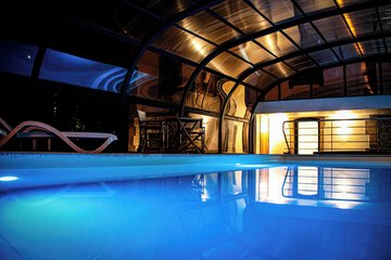 Indoor/outdoor pool