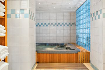 Indoor spa tub