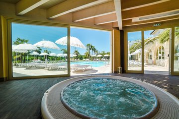 Indoor spa tub