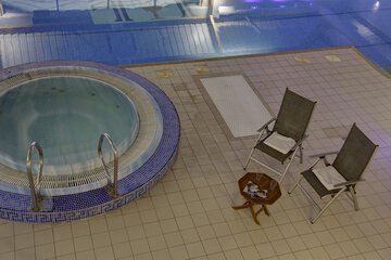 Indoor spa tub