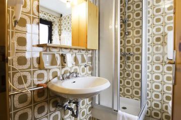 Bathroom sink