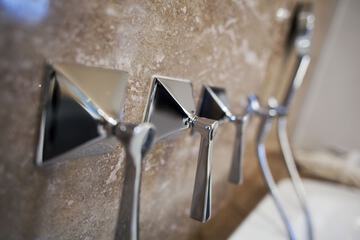 Deep soaking bathtub