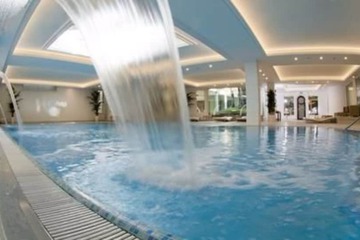 Indoor spa tub