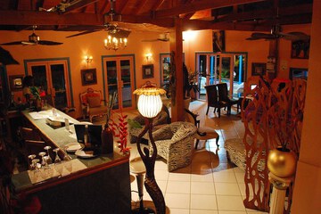 Lobby lounge