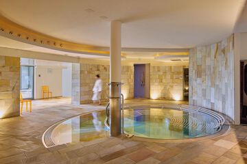 Indoor spa tub