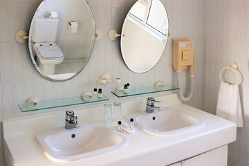 Bathroom sink