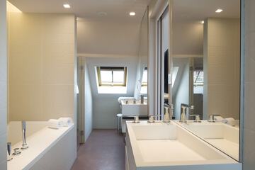 Bathroom sink