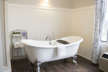 Deep soaking bathtub