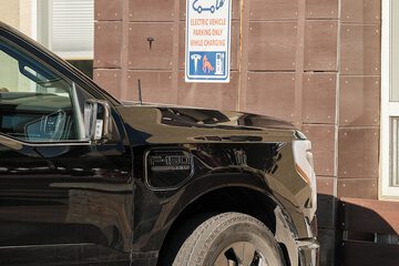 Electric vehicle charging station