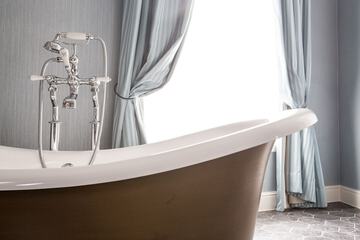 Deep soaking bathtub