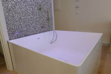 Deep soaking bathtub