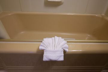 Deep soaking bathtub