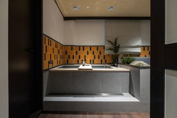 Deep soaking bathtub