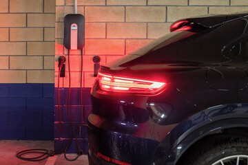 Electric vehicle charging station