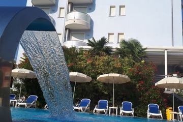 Pool waterfall