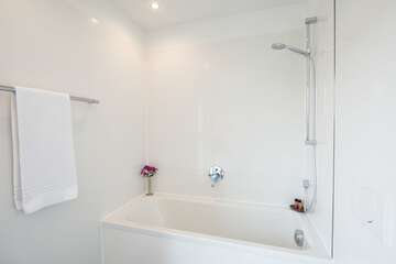 Deep soaking bathtub