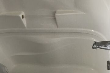 Deep soaking bathtub