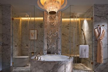 Deep soaking bathtub