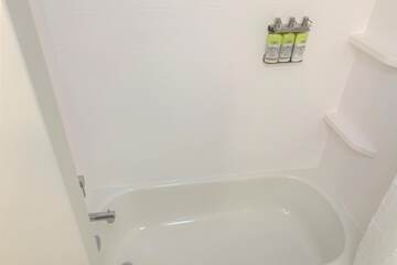 Deep soaking bathtub