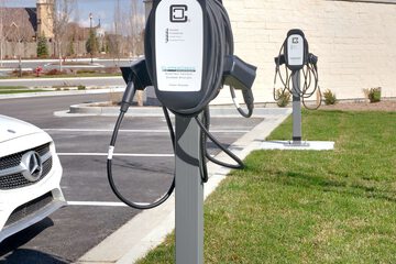 Electric vehicle charging station