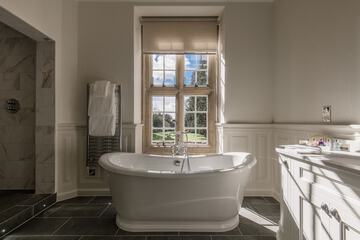 Deep soaking bathtub