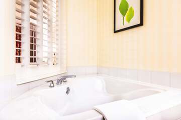 Deep soaking bathtub