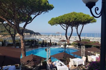 Poolside bar