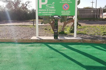 Electric vehicle charging station