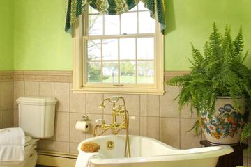 Deep soaking bathtub