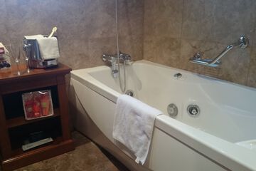 Deep soaking bathtub