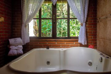 Jetted tub