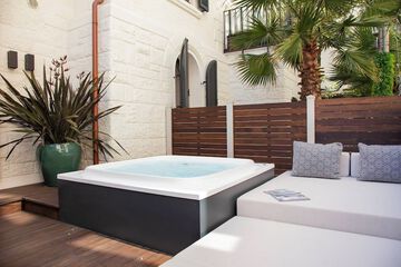 Private spa tub